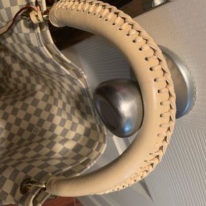Very nice clean purse almost new
